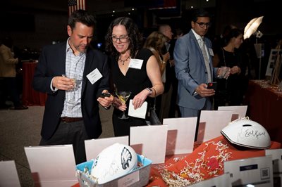 LOFK guests at auction table