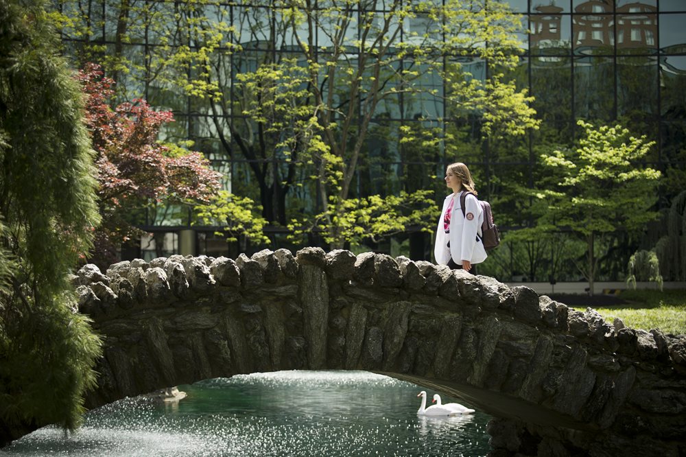 Women walking over the Salus bridge