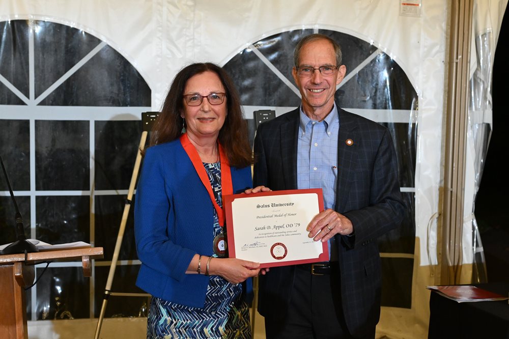 Dr. Sarah Appel receiving Presidential award from  Dr. Mittelman