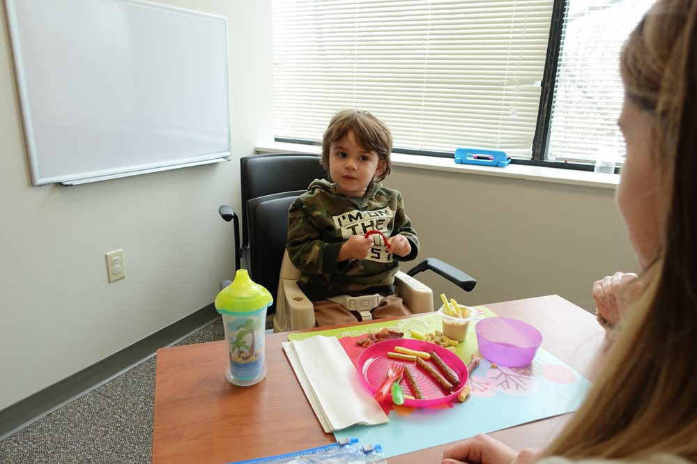 Toddler with speech language therapist